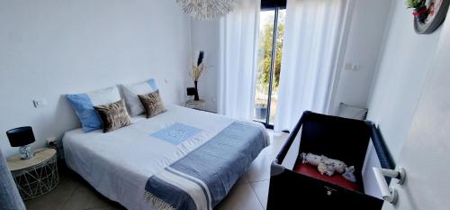En eller flere senger på et rom på Villa Bistinetti Rez de villa tout confort avec piscine