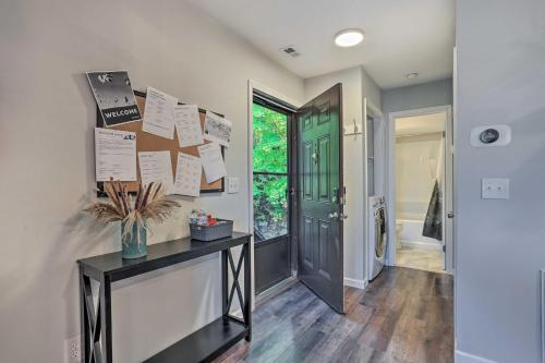 un pasillo con una puerta verde y una mesa negra en 2 Mi to Waterpark Vernon Township Gem with Balcony, en Vernon Township