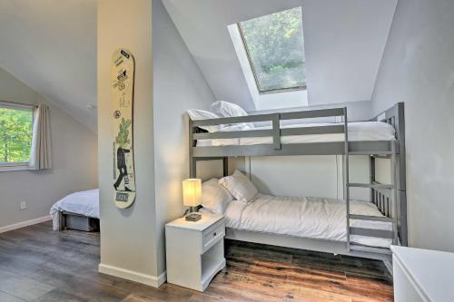 1 dormitorio con 2 literas y lámpara en Vernon Township Condo - Walk to Ski Resort!, en Vernon Township