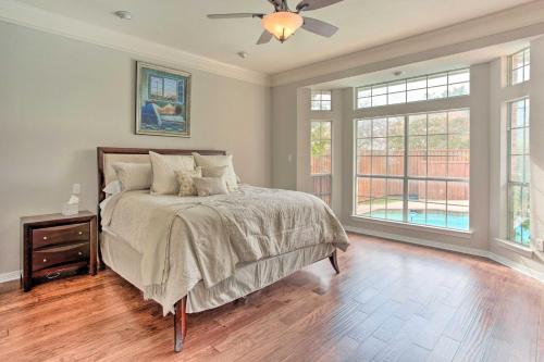 Ένα ή περισσότερα κρεβάτια σε δωμάτιο στο Elegant Plano Home with Private Outdoor Pool!