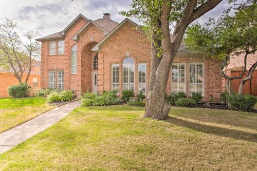 Κήπος έξω από το Elegant Plano Home with Private Outdoor Pool!
