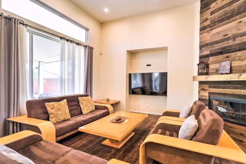 Billede fra billedgalleriet på Heated Salt Pool Welcoming Coachella Home i Coachella