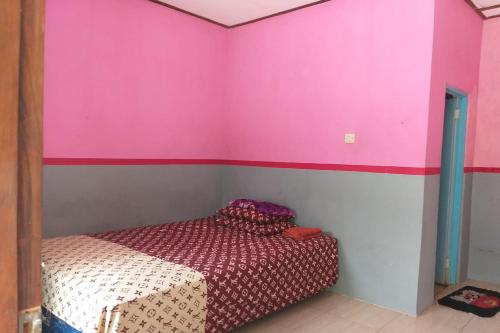 Кровать или кровати в номере Ijen Traveller & Homestay
