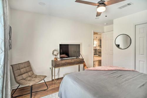 a bedroom with a bed and a desk and a chair at Charming Baton Rouge Retreat about 3 Mi to LSU! in Baton Rouge