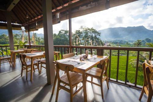 Nespecifikovaný výhled na hory nebo výhled na hory při pohledu z chaty