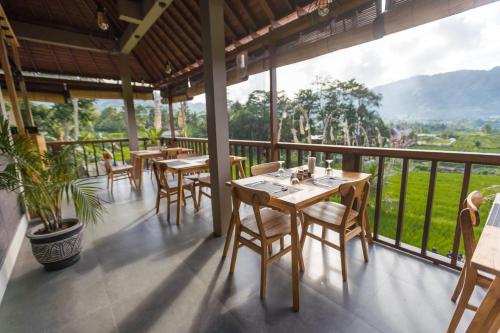 Nespecifikovaný výhled na hory nebo výhled na hory při pohledu z chaty