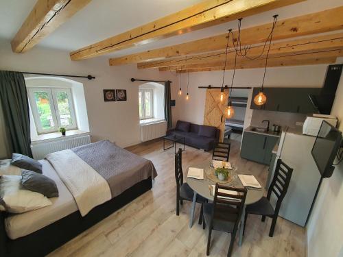 Postel nebo postele na pokoji v ubytování Apartmány ČERNÝ KOHOUT