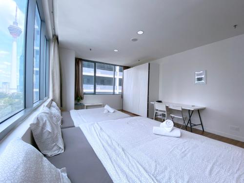 Postel nebo postele na pokoji v ubytování Mercu Summer Suites Bernice KLCC
