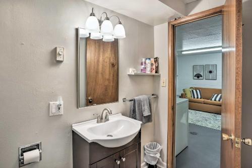 W łazience znajduje się umywalka i lustro. w obiekcie Cozy Deadwood Escape Less Than 1 Mi to Dtwn and Casinos w mieście Deadwood