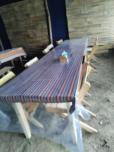 庫斯科的住宿－Machupicchu EcoLodge，一张大木桌,四周摆放着椅子