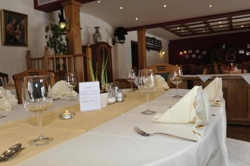 een tafel met wijnglazen en servetten erop bij Hotel-Landgasthof Katschtalerhof in Rennweg