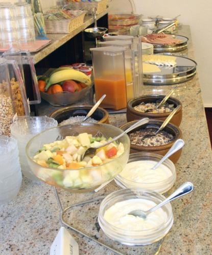 einen Tisch mit Schüsseln Essen auf der Theke in der Unterkunft Hotel Bären in Villingen-Schwenningen