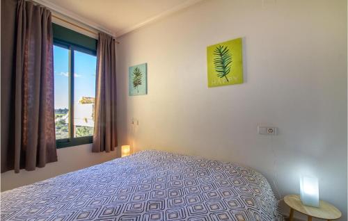 Schlafzimmer mit einem Bett und einem Fenster in der Unterkunft Lovely Apartment In Orihuela With Swimming Pool in Orihuela