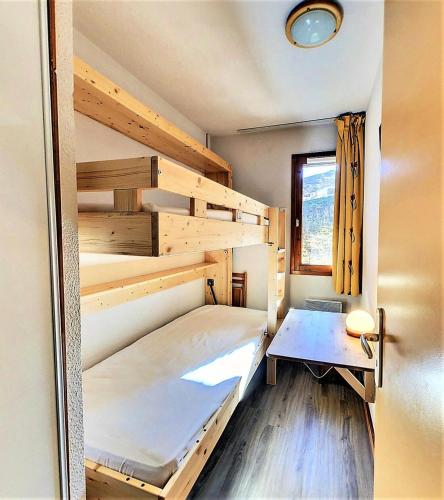 une chambre avec deux lits superposés et un bureau dans l'établissement Résidence Pistes - Appartement agréable · Vue Pistes · Balcon MAE-4924, à Villarembert