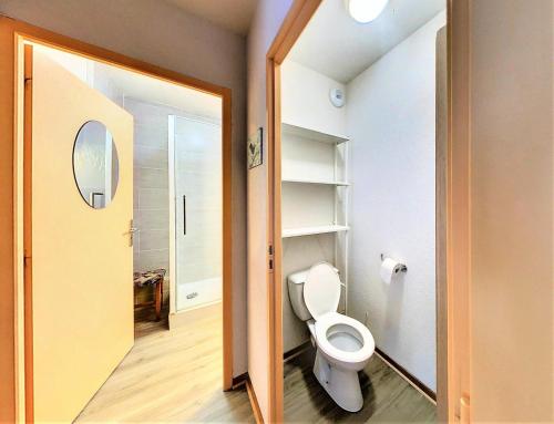 une salle de bain avec des toilettes blanches dans une chambre dans l'établissement Résidence Pistes - Appartement agréable · Vue Pistes · Balcon MAE-4924, à Villarembert
