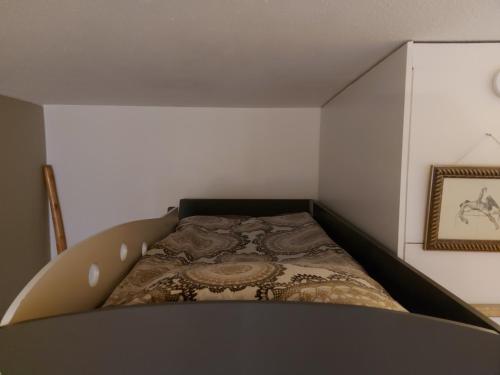 ein Schlafzimmer mit einem Bett in einem Zimmer in der Unterkunft Yksiö keskustan lähettyviltä in Oulu