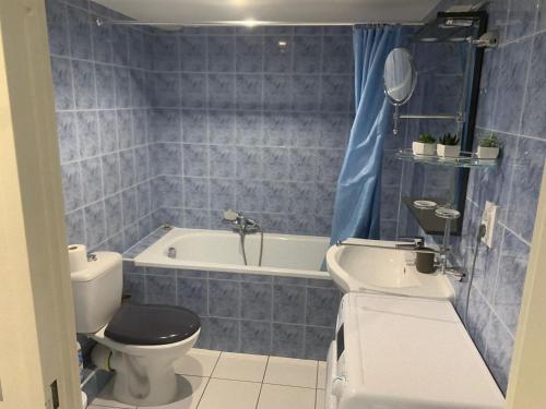 une salle de bain avec toilettes, baignoire et lavabo dans l'établissement Aida - rue Bosio, à Nice