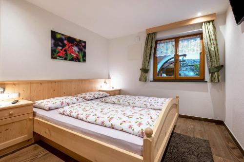 a bedroom with a bed and a window at Alpenappart App Schwarzenstein in Cadipietra