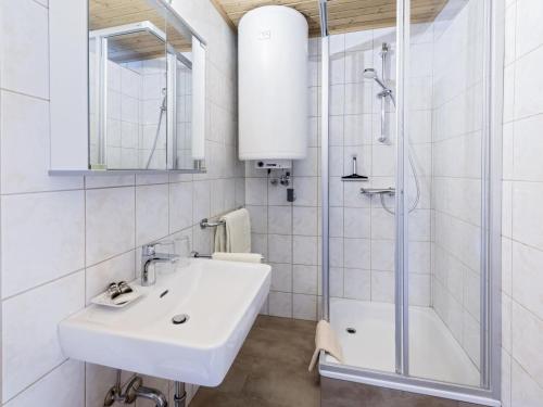 bagno bianco con lavandino e doccia di Adults only apartment with pool a Wasserhofen