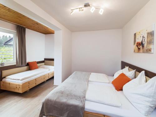 1 dormitorio con 1 cama grande y 1 sofá en Adults only apartment with pool, en Wasserhofen