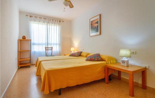 En eller flere senge i et værelse på Beautiful Apartment In Alicante alacant With Outdoor Swimming Pool