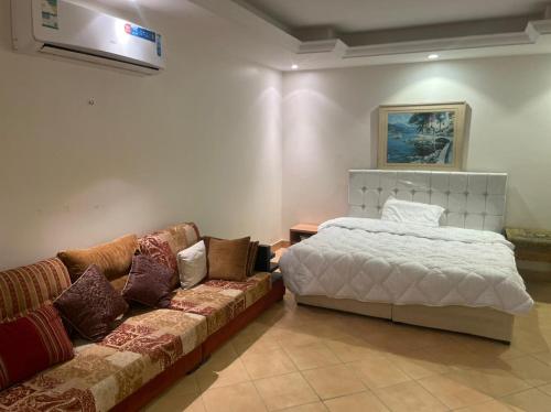 Postel nebo postele na pokoji v ubytování درة العروس - فيلا الحلم Dream 4u