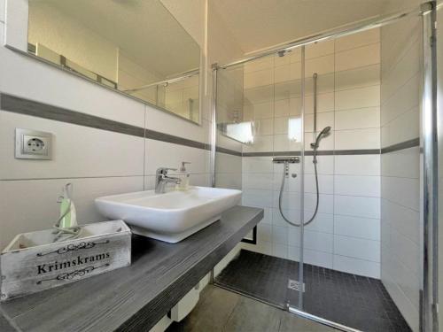 een badkamer met een wastafel en een douche bij Ferienhaus DolceVita in Walkenried