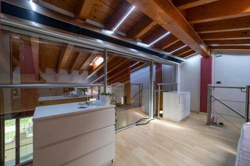 eine große Küche mit einer Theke in einem Zimmer mit Holzdecken in der Unterkunft DIAMOND SUITE in Sulzano