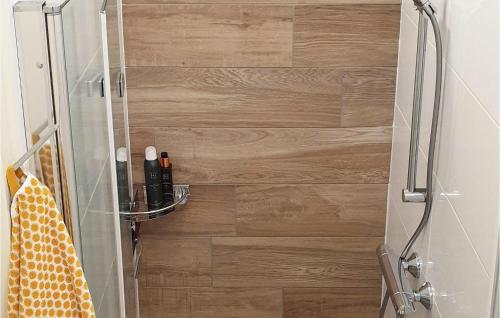 uma casa de banho com um chuveiro e uma parede de madeira em Lovely Home In Wijdenes With Wifi em Wijdenes