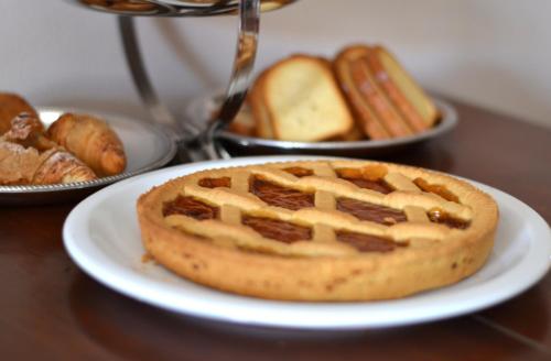 un plato blanco cubierto con un gofre en B&B Cascina Cortassa, en Monteu Roero