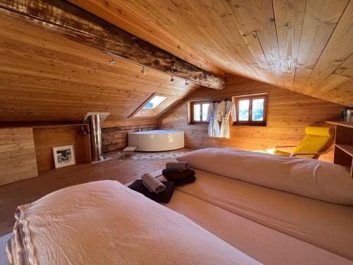 Rúm í herbergi á Chalet Biene - Swiss Alp Chalet with Sauna and Jacuzzi