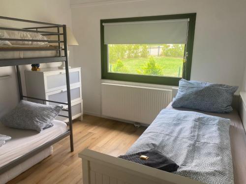 een slaapkamer met een stapelbed en een raam bij Modernes Ferienhaus Willingen in Willingen