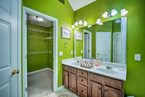 Baño verde con lavabo y espejo en Spacious Acworth Home with Deck about 1 Mi to Lake, en Acworth