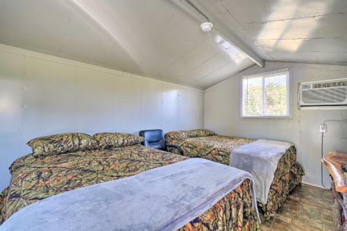 1 dormitorio con 2 camas y ventana en Cozy Huntsville Cabin, Near ATV Trail Access!, en Huntsville
