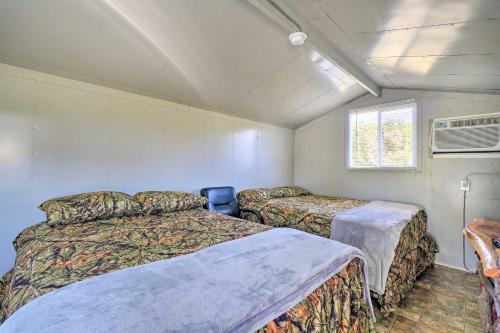 Un pat sau paturi într-o cameră la Huntsville Cabin with Fire Pit, ATV Authorized Route