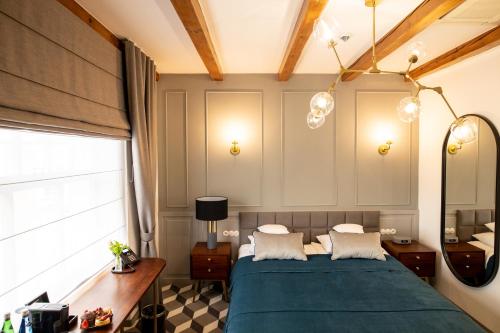 a bedroom with a green bed and a window at Villatoro in Zgorzelec