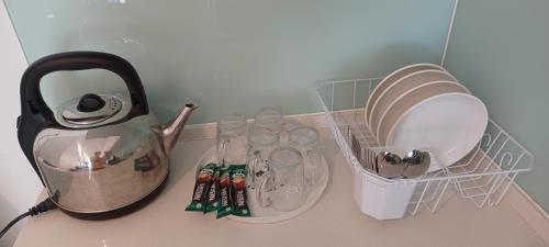 ジョージタウンにあるLS Mansion Oneのミキサーとガラスの食器が備わるキッチンカウンター