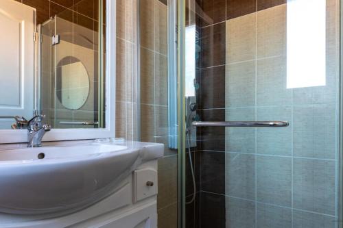 ein Bad mit einem Waschbecken und einer Dusche in der Unterkunft Guest house calme proche mer in Bourgneuf-en-Retz