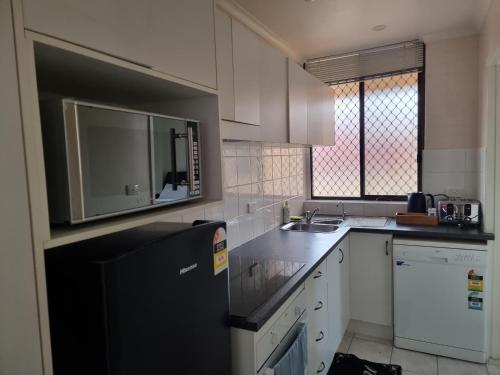 Köök või kööginurk majutusasutuses Tuggeranong Short Stay #11