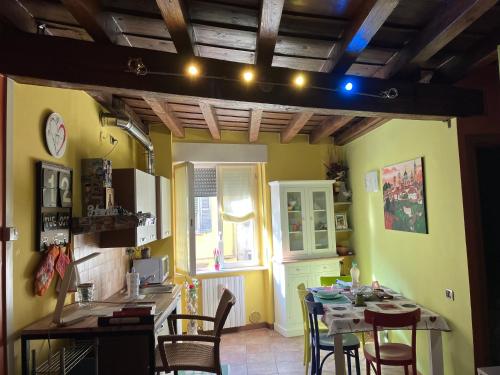eine Küche mit einem Tisch und Stühlen im Zimmer in der Unterkunft Casa Giampy in Bergamo