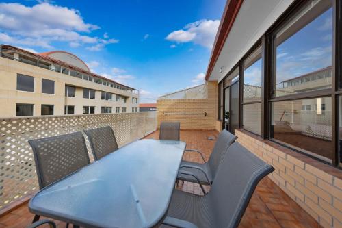 Rõdu või terrass majutusasutuses Tuggeranong Short Stay #11