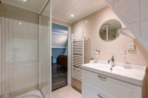 ein Badezimmer mit Waschbecken und Dusche in der Unterkunft La Petite Ourse Durbuy - natuur chalet in het bos in Durbuy