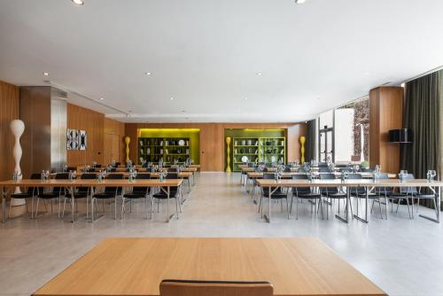 a dining room with tables and chairs at Exe Zizur Pamplona in Zizur Mayor
