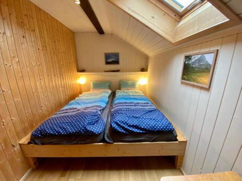 מיטה או מיטות בחדר ב-Gemütliche Dachwohnung im Chalet mit Bergblick