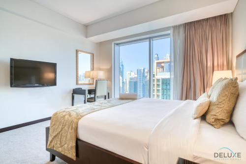 1 dormitorio con cama grande y ventana grande en Pristine 1BR in The Address Residences Dubai Marina by Deluxe Holiday Homes en Dubái