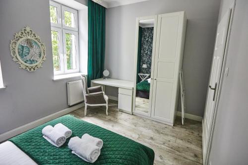 a bedroom with a green bed and a desk at Zielony Apartament DE LUX dla 4 osób Chorzów Katowice in Chorzów