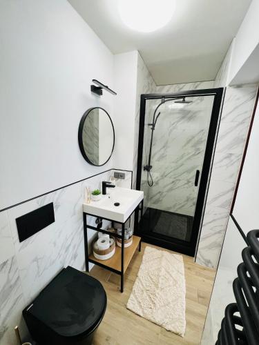 a bathroom with a shower and a sink at Apartament Kolejowa 7 in Nowy Targ