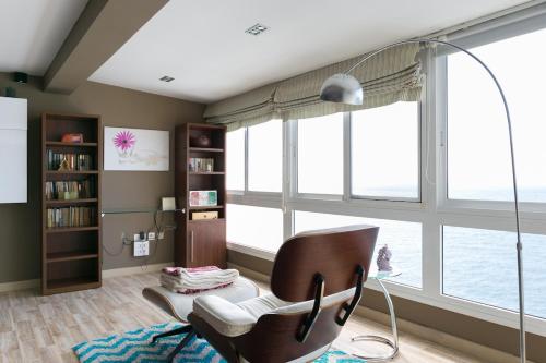 Ruang duduk di Nice and comfortable vacational apartment with sea view