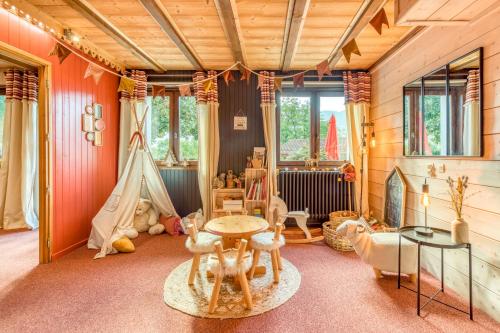 a childs room with a table and a tent at Hotel Le Bois Joli in Bernex