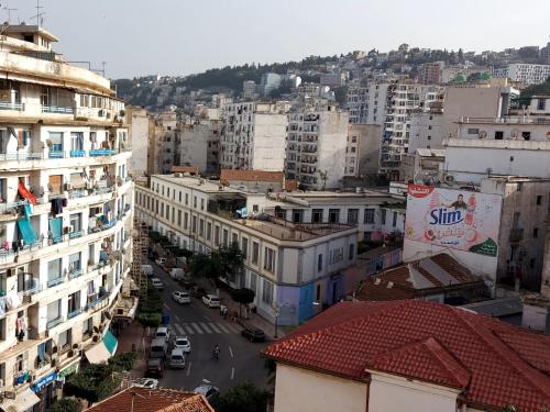 une vue aérienne sur une ville avec des bâtiments dans l'établissement El Ghanami Hotel, à Alger